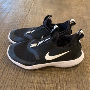 Nike trainers (unisex). Size 2.5, true to size.